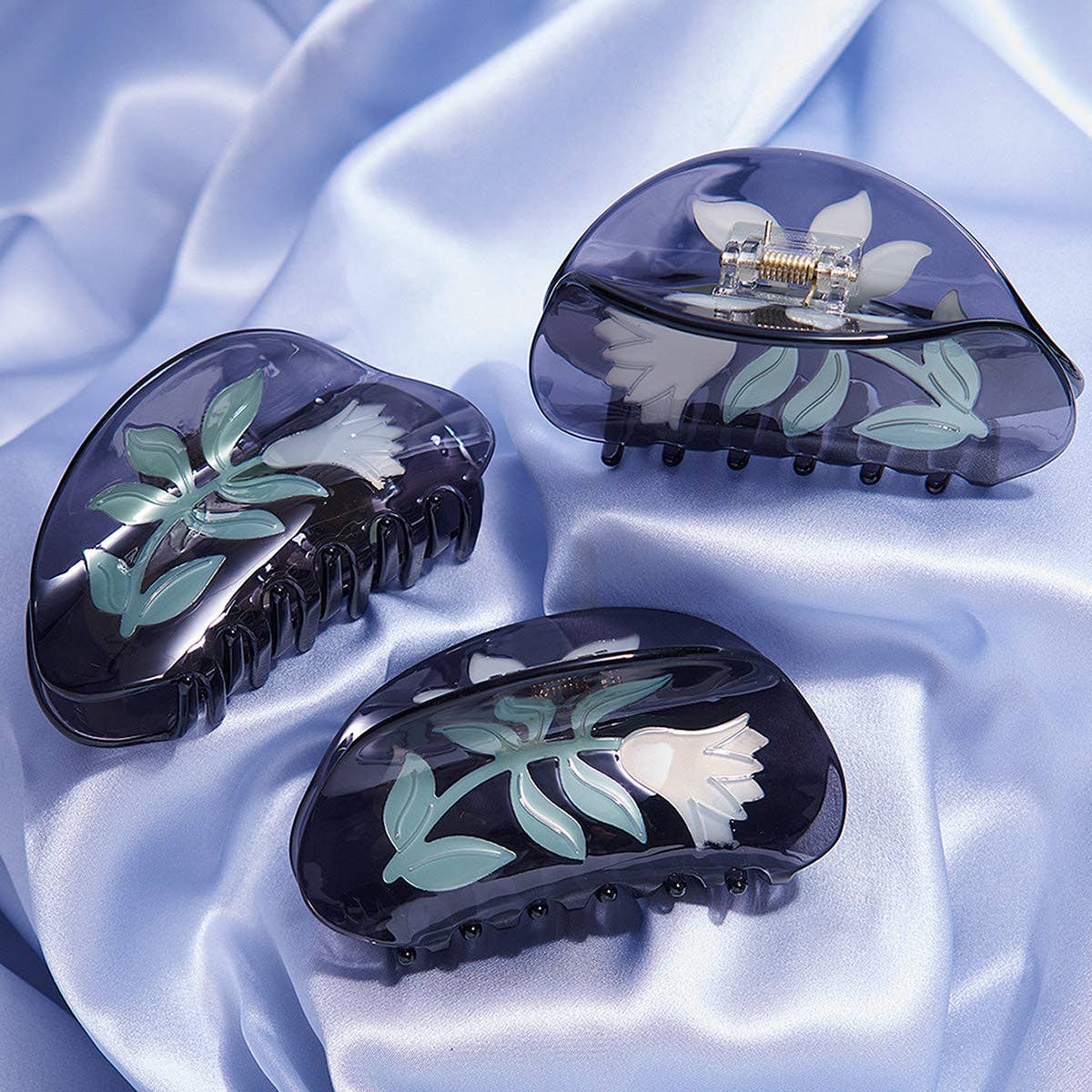 Belladonna Claw - Acetate White Flower Hair Clip