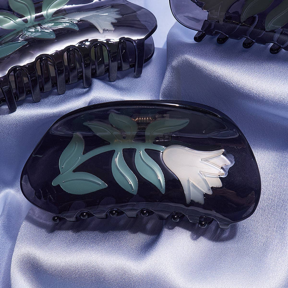 Belladonna Claw - Acetate White Flower Hair Clip